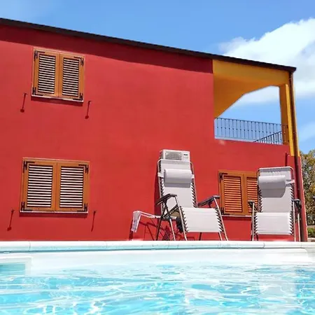 Apartment Beachside Retreat: 3-bedroom With Pool And Wi-fi