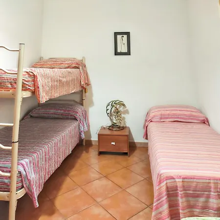 Beachside Retreat: 3-bedroom With Pool And Wi-fi Apartment