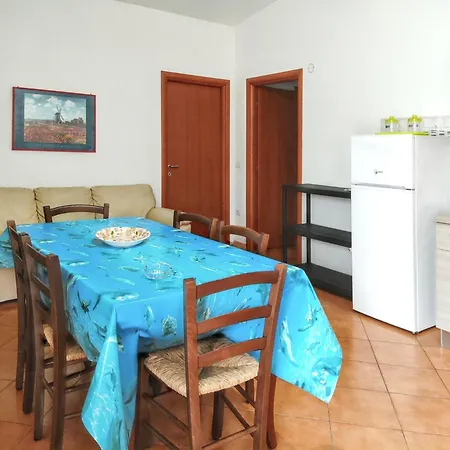 Apartment Beachside Retreat: 3-bedroom With Pool And Wi-fi